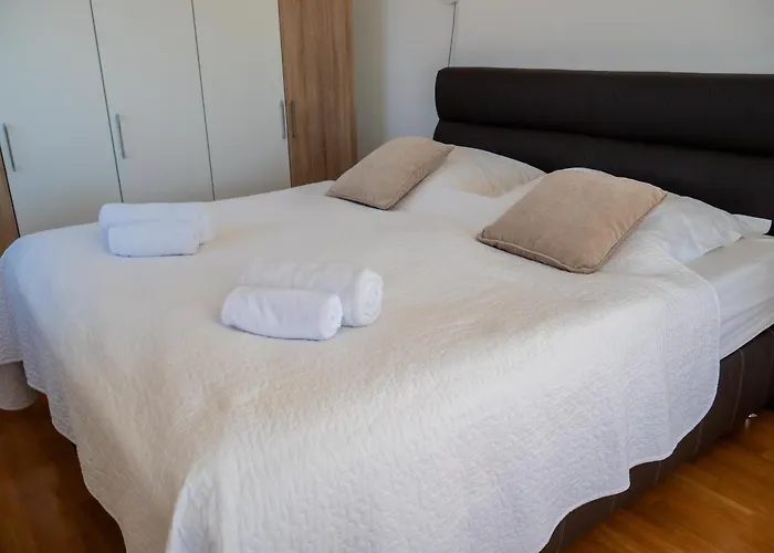 Maneni Tatil Evi Rogoznica (Sibenik-Knin)