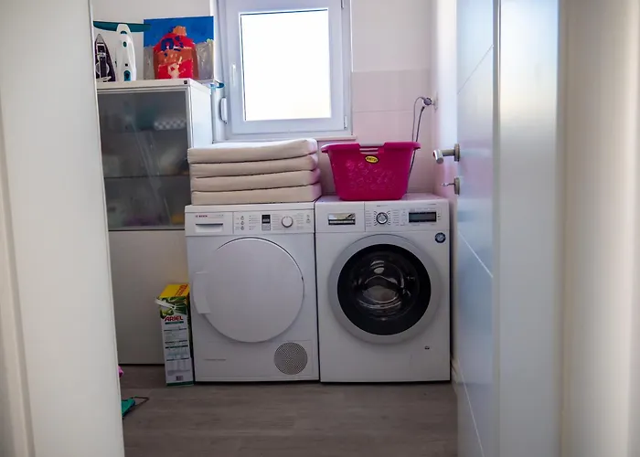 Maneni Tatil Evi Rogoznica (Sibenik-Knin)